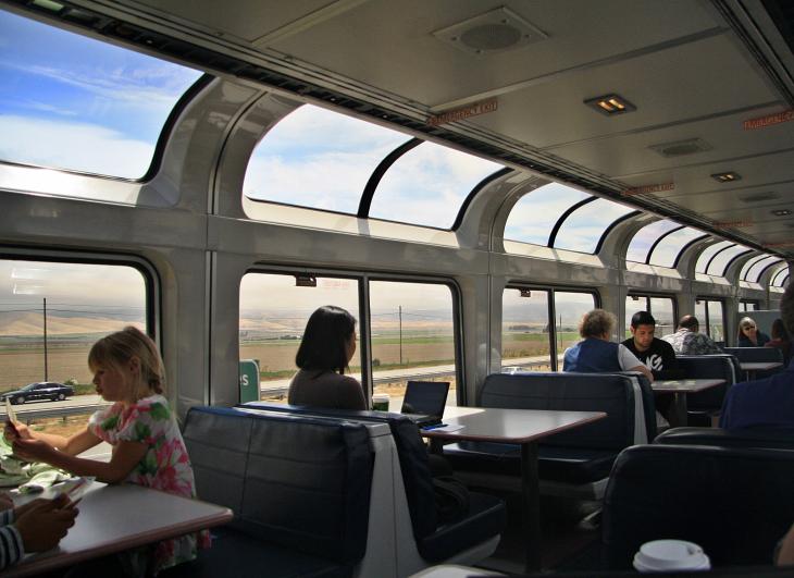 The dining car with an amaying view / Der Speisewagen des Zugs mit großartiger Aussicht