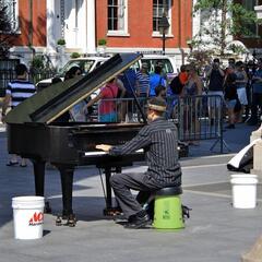 Street Musician in Greenwich Village / Straßenmusikant in Greenwich Village